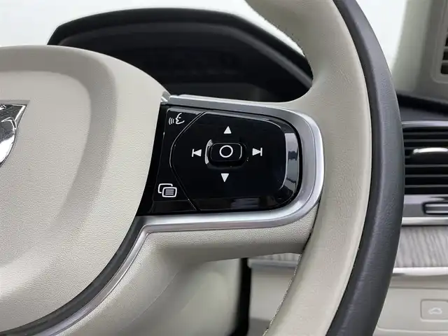 ボルボ ＸＣ９０ プラスB5 AWD 宮城県 2022(令4)年 3.7万km クリスタルホワイトP ワンオーナー//禁煙車//4WD//CitySafety//レーンキーピングエイド//ロードサインインフォメーション//パイロットアシスト//ステアリングアシスト付BLIS//全車速追従機能付ACC//クロストラフィックアラート//360°ビューカメラ//フルアクティブハイビーム//パークアシストパイロット//パワーシート(D/N)//フロントシートヒーター//2列目シートヒーター//タッチスクリーン式センターディスプレイ//ワイヤレススマートフォンチャージ//アンビエントライト//パワーテールゲート//ステアリングホイールヒーター//メーカーOP ダークティンテッドガラス//インテリアコード UAOO/BLONDE//ETC//保証書
