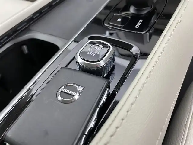 ボルボ ＸＣ９０ プラスB5 AWD 宮城県 2022(令4)年 3.7万km クリスタルホワイトP ワンオーナー//禁煙車//4WD//CitySafety//レーンキーピングエイド//ロードサインインフォメーション//パイロットアシスト//ステアリングアシスト付BLIS//全車速追従機能付ACC//クロストラフィックアラート//360°ビューカメラ//フルアクティブハイビーム//パークアシストパイロット//パワーシート(D/N)//フロントシートヒーター//2列目シートヒーター//タッチスクリーン式センターディスプレイ//ワイヤレススマートフォンチャージ//アンビエントライト//パワーテールゲート//ステアリングホイールヒーター//メーカーOP ダークティンテッドガラス//インテリアコード UAOO/BLONDE//ETC//保証書