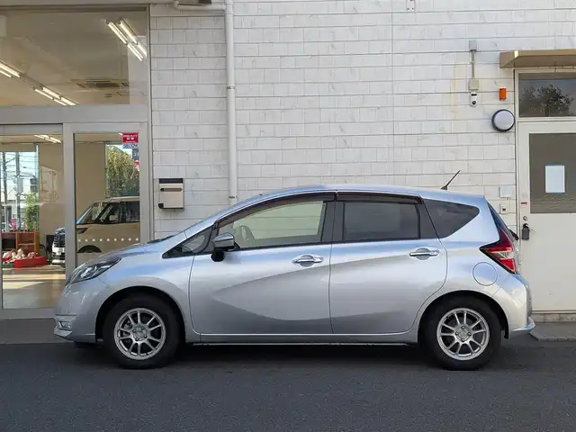 日産 ノート X 埼玉県 2019(令1)年 1.8万km ブリリアントシルバー 純正メモリナビ/フルセグテレビ/Bluetoothオーディオ/ドライブレコーダー/バックカメラ/アラウンドビューモニター/純正ドアバイザー/純正フロアマット/後席USB充電ポート×1/スマートキー×2