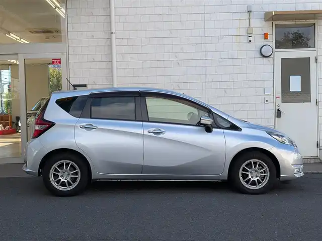 日産 ノート X 埼玉県 2019(令1)年 1.8万km ブリリアントシルバー 純正メモリナビ/フルセグテレビ/Bluetoothオーディオ/ドライブレコーダー/バックカメラ/アラウンドビューモニター/純正ドアバイザー/純正フロアマット/後席USB充電ポート×1/スマートキー×2