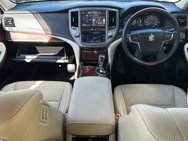 トヨタ クラウン マジェスタ Fバージョン 静岡県 2013(平25)年 10.5万km プレシャスシルバー レザーシート/純正メーカーオプションナビ/・CD/DVD/MSV/Bluetooth/フルセグTV/バックカメラ/オートマチックハイビーム/アダプティブクルーズコントロール/パワーシート/D＋N席シートヒーター/D＋N席エアシート/スマートキー/前後コーナーセンサー/純正18インチアルミホイール/純正前後ドライブレコーダー/ETC/純正LEDヘッドライト/フォグランプ/サイド＆カーテンエアバッグ