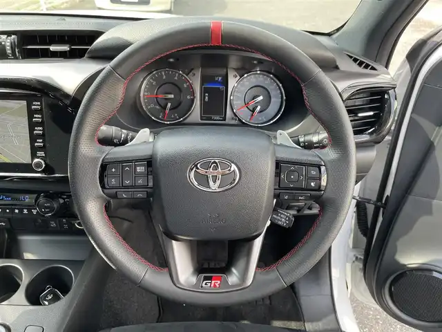 トヨタ ハイラックス Z GRスポーツ 三重県 2024(令6)年 0.8万km プラチナホワイトパールマイカ 登録時7300km/ワンオーナー/GR仕様ハーフレザーシート/荷台カバー（LADDERFRAME）/純正ナビ/（AM/FM/Bluetooth）/全方位カメラ/ETC2.0/ステアリングスイッチ/パドルシフト/レーダークルーズコントロール/オートライト/デジタルインナーミラー/アイドリングストップ/衝突軽減システム/レーンキープアシスト/コーナーセンサー/先行車発進お知らせ機能/純正フロアマット/プッシュスタート/スペアキー