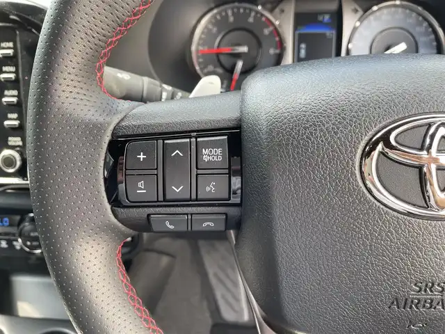 トヨタ ハイラックス Z GRスポーツ 三重県 2024(令6)年 0.8万km プラチナホワイトパールマイカ 登録時7300km/ワンオーナー/GR仕様ハーフレザーシート/荷台カバー（LADDERFRAME）/純正ナビ/（AM/FM/Bluetooth）/全方位カメラ/ETC2.0/ステアリングスイッチ/パドルシフト/レーダークルーズコントロール/オートライト/デジタルインナーミラー/アイドリングストップ/衝突軽減システム/レーンキープアシスト/コーナーセンサー/先行車発進お知らせ機能/純正フロアマット/プッシュスタート/スペアキー