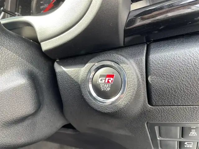 トヨタ ハイラックス Z GRスポーツ 三重県 2024(令6)年 0.8万km プラチナホワイトパールマイカ 登録時7300km/ワンオーナー/GR仕様ハーフレザーシート/荷台カバー（LADDERFRAME）/純正ナビ/（AM/FM/Bluetooth）/全方位カメラ/ETC2.0/ステアリングスイッチ/パドルシフト/レーダークルーズコントロール/オートライト/デジタルインナーミラー/アイドリングストップ/衝突軽減システム/レーンキープアシスト/コーナーセンサー/先行車発進お知らせ機能/純正フロアマット/プッシュスタート/スペアキー