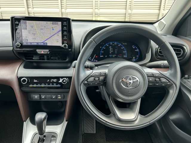 トヨタ ヤリスクロス 千葉県 2021(令3)年 2.2万km ブラックマイカ 純正ディスプレイオーディオ/フルセグテレビ/Bluetooth/USB接続/ビルトインETC/パノラミックビューモニター/レーダークルーズコントロール/運転席・助手席シートヒーター/運転席パワーシート/トヨタセーフティーセンス/ブラインドスポットモニター/プリクラッシュセーフティ/レーントレーシングアシスト/リアクロストラフィックアラート/パーキングサポートブレーキ/ロードサインアシスト/オートハイビーム/オートライト/LEDヘッドライト/電動格納ウインカーミラー/プッシュスタート/スマートキー/スペアキー×1/純正アルミホイール/純正フロアマット/保証書