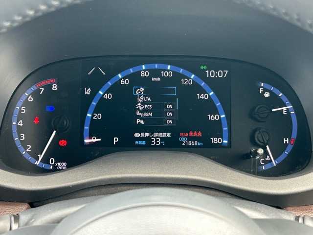 トヨタ ヤリスクロス 千葉県 2021(令3)年 2.2万km ブラックマイカ 純正ディスプレイオーディオ/フルセグテレビ/Bluetooth/USB接続/ビルトインETC/パノラミックビューモニター/レーダークルーズコントロール/運転席・助手席シートヒーター/運転席パワーシート/トヨタセーフティーセンス/ブラインドスポットモニター/プリクラッシュセーフティ/レーントレーシングアシスト/リアクロストラフィックアラート/パーキングサポートブレーキ/ロードサインアシスト/オートハイビーム/オートライト/LEDヘッドライト/電動格納ウインカーミラー/プッシュスタート/スマートキー/スペアキー×1/純正アルミホイール/純正フロアマット/保証書