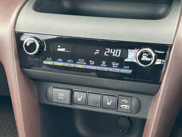 トヨタ ヤリスクロス 千葉県 2021(令3)年 2.2万km ブラックマイカ 純正ディスプレイオーディオ/フルセグテレビ/Bluetooth/USB接続/ビルトインETC/パノラミックビューモニター/レーダークルーズコントロール/運転席・助手席シートヒーター/運転席パワーシート/トヨタセーフティーセンス/ブラインドスポットモニター/プリクラッシュセーフティ/レーントレーシングアシスト/リアクロストラフィックアラート/パーキングサポートブレーキ/ロードサインアシスト/オートハイビーム/オートライト/LEDヘッドライト/電動格納ウインカーミラー/プッシュスタート/スマートキー/スペアキー×1/純正アルミホイール/純正フロアマット/保証書