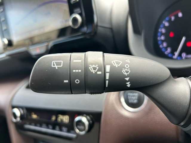 トヨタ ヤリスクロス 千葉県 2021(令3)年 2.2万km ブラックマイカ 純正ディスプレイオーディオ/フルセグテレビ/Bluetooth/USB接続/ビルトインETC/パノラミックビューモニター/レーダークルーズコントロール/運転席・助手席シートヒーター/運転席パワーシート/トヨタセーフティーセンス/ブラインドスポットモニター/プリクラッシュセーフティ/レーントレーシングアシスト/リアクロストラフィックアラート/パーキングサポートブレーキ/ロードサインアシスト/オートハイビーム/オートライト/LEDヘッドライト/電動格納ウインカーミラー/プッシュスタート/スマートキー/スペアキー×1/純正アルミホイール/純正フロアマット/保証書