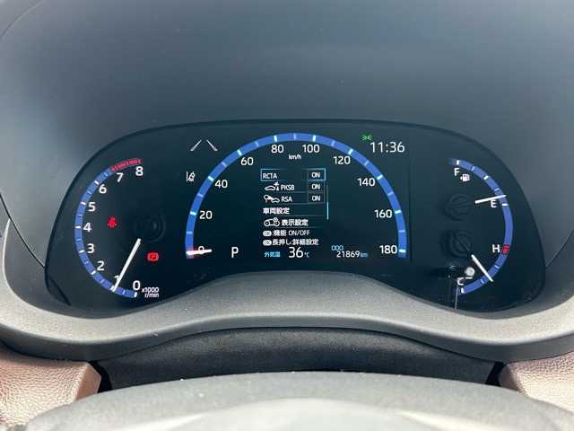 トヨタ ヤリスクロス 千葉県 2021(令3)年 2.2万km ブラックマイカ 純正ディスプレイオーディオ/フルセグテレビ/Bluetooth/USB接続/ビルトインETC/パノラミックビューモニター/レーダークルーズコントロール/運転席・助手席シートヒーター/運転席パワーシート/トヨタセーフティーセンス/ブラインドスポットモニター/プリクラッシュセーフティ/レーントレーシングアシスト/リアクロストラフィックアラート/パーキングサポートブレーキ/ロードサインアシスト/オートハイビーム/オートライト/LEDヘッドライト/電動格納ウインカーミラー/プッシュスタート/スマートキー/スペアキー×1/純正アルミホイール/純正フロアマット/保証書