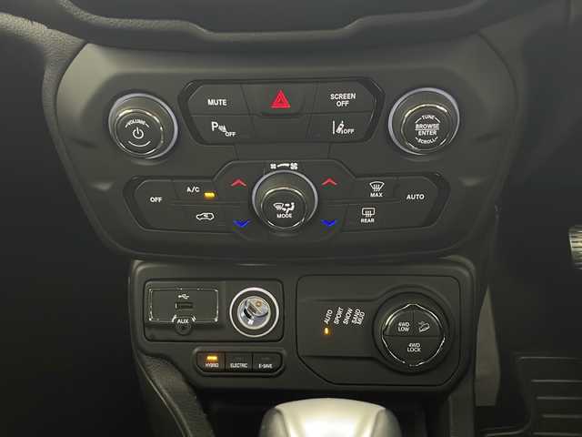 クライスラー・ジープ ジープ レネゲード リミテッド 4xe 秋田県 2024(令6)年 0.6万km ブラック ４WD/ワンオーナー　/純正ナビ　/バックカメラ　/ＥＴＣ2.0　/レザーシート　/前席シートヒーター　/ＬＥＤヘッドライト　/クルーズコントロール　/プッシュスタート　/スマートキー　/スペアキー有り　/運転席パワーシート　/純正ＡＷ/オートエアコン /横滑り防止装置/オートライト/ステアリングスイッチ/ライトレベライザー /電格ミラー/ヒーテッドステアリング/ウィンカーミラー /ヒルディセントコントロール