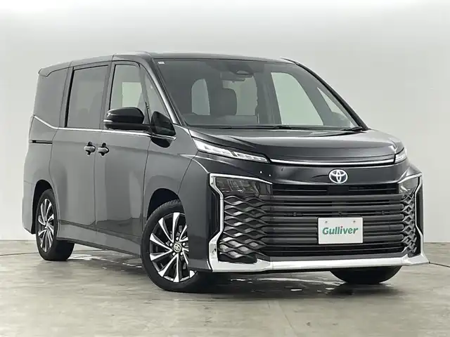 トヨタ ヴォクシー ハイブリッド S－Z 福島県 2024(令6)年 0.7万km アティチュードブラックマイカ トヨタチームメイト/トヨタセーフティーセンス　/・車線逸脱警報/・PCS/・プロアクティブドライビングアシスト/・先行車発進告知/・誤発信抑制機能/・FCTA/・ACC/純正ディスプレイオーディオ　/【AM/FM/DVD/CD/Bluetooth/フルセグ/HDMI】/全方位カメラ　/ハーフレザー　/・シートヒーター/ＥＴＣ２．０　/両側パワースライドドア/電子パーキング　/・ブレーキホールド　/革巻きステアリング　/・ステアリングスイッチ/・チルトステアリング/LEDライト/・オートライト/・ヘッドライトレベライザー/プッシュスタート/・スマートキー/AC100V/純正フロアマット/・ドアバイザー