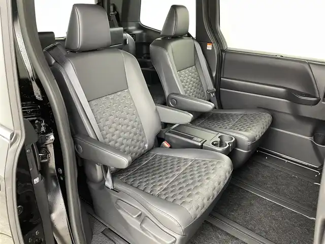 トヨタ ヴォクシー ハイブリッド S－Z 福島県 2024(令6)年 0.7万km アティチュードブラックマイカ トヨタチームメイト/トヨタセーフティーセンス　/・車線逸脱警報/・PCS/・プロアクティブドライビングアシスト/・先行車発進告知/・誤発信抑制機能/・FCTA/・ACC/純正ディスプレイオーディオ　/【AM/FM/DVD/CD/Bluetooth/フルセグ/HDMI】/全方位カメラ　/ハーフレザー　/・シートヒーター/ＥＴＣ２．０　/両側パワースライドドア/電子パーキング　/・ブレーキホールド　/革巻きステアリング　/・ステアリングスイッチ/・チルトステアリング/LEDライト/・オートライト/・ヘッドライトレベライザー/プッシュスタート/・スマートキー/AC100V/純正フロアマット/・ドアバイザー