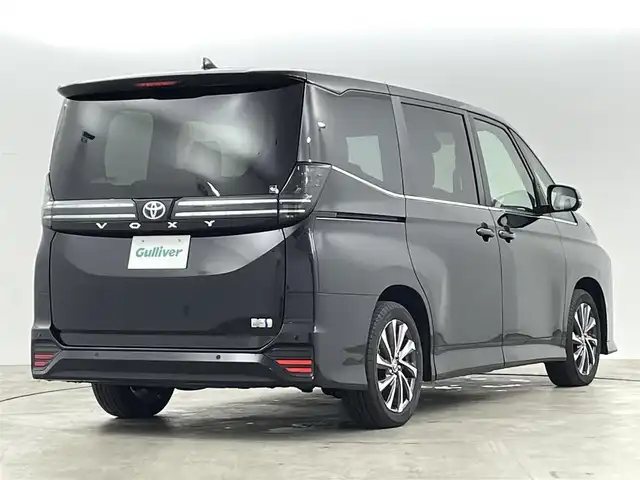 トヨタ ヴォクシー ハイブリッド S－Z 福島県 2024(令6)年 0.7万km アティチュードブラックマイカ トヨタチームメイト/トヨタセーフティーセンス　/・車線逸脱警報/・PCS/・プロアクティブドライビングアシスト/・先行車発進告知/・誤発信抑制機能/・FCTA/・ACC/純正ディスプレイオーディオ　/【AM/FM/DVD/CD/Bluetooth/フルセグ/HDMI】/全方位カメラ　/ハーフレザー　/・シートヒーター/ＥＴＣ２．０　/両側パワースライドドア/電子パーキング　/・ブレーキホールド　/革巻きステアリング　/・ステアリングスイッチ/・チルトステアリング/LEDライト/・オートライト/・ヘッドライトレベライザー/プッシュスタート/・スマートキー/AC100V/純正フロアマット/・ドアバイザー