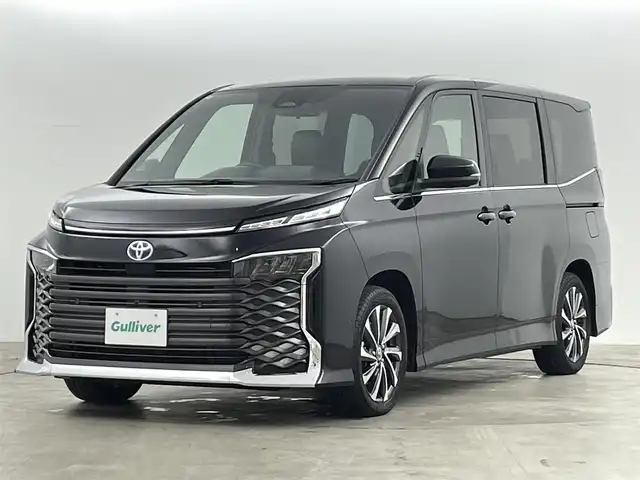 トヨタ ヴォクシー ハイブリッド S－Z 福島県 2024(令6)年 0.7万km アティチュードブラックマイカ トヨタチームメイト/トヨタセーフティーセンス　/・車線逸脱警報/・PCS/・プロアクティブドライビングアシスト/・先行車発進告知/・誤発信抑制機能/・FCTA/・ACC/純正ディスプレイオーディオ　/【AM/FM/DVD/CD/Bluetooth/フルセグ/HDMI】/全方位カメラ　/ハーフレザー　/・シートヒーター/ＥＴＣ２．０　/両側パワースライドドア/電子パーキング　/・ブレーキホールド　/革巻きステアリング　/・ステアリングスイッチ/・チルトステアリング/LEDライト/・オートライト/・ヘッドライトレベライザー/プッシュスタート/・スマートキー/AC100V/純正フロアマット/・ドアバイザー