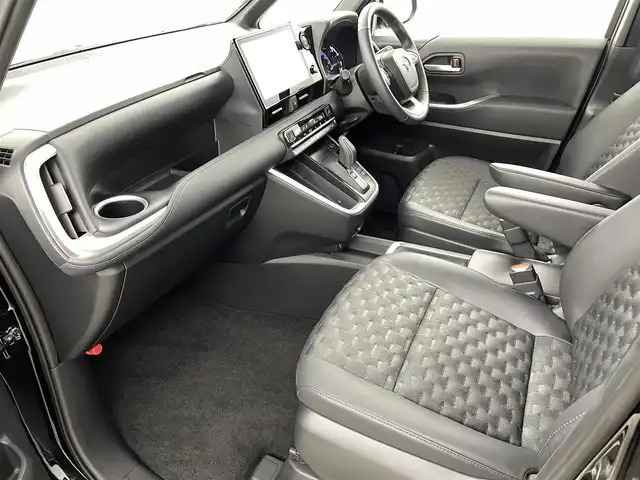 トヨタ ヴォクシー ハイブリッド S－Z 福島県 2024(令6)年 0.7万km アティチュードブラックマイカ トヨタチームメイト/トヨタセーフティーセンス　/・車線逸脱警報/・PCS/・プロアクティブドライビングアシスト/・先行車発進告知/・誤発信抑制機能/・FCTA/・ACC/純正ディスプレイオーディオ　/【AM/FM/DVD/CD/Bluetooth/フルセグ/HDMI】/全方位カメラ　/ハーフレザー　/・シートヒーター/ＥＴＣ２．０　/両側パワースライドドア/電子パーキング　/・ブレーキホールド　/革巻きステアリング　/・ステアリングスイッチ/・チルトステアリング/LEDライト/・オートライト/・ヘッドライトレベライザー/プッシュスタート/・スマートキー/AC100V/純正フロアマット/・ドアバイザー