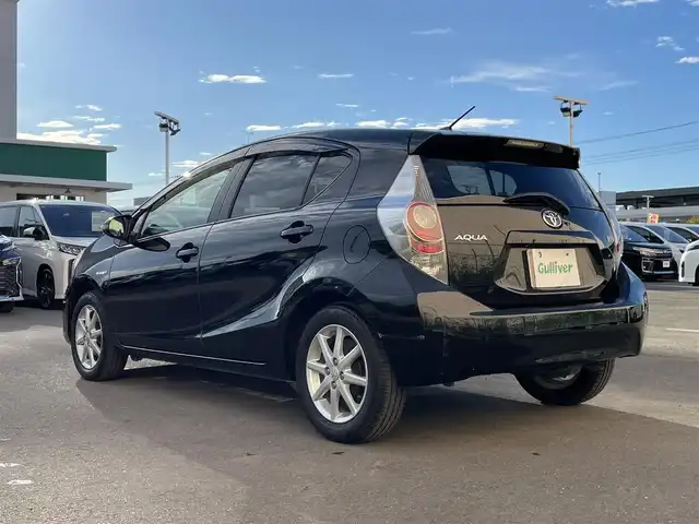 トヨタ アクア S 東京都 2013(平25)年 3.9万km ブラックマイカ 純正ナビ/TV/Bluetooth接続/ドライブレコーダー/車両接近通報装置/ＥＣＯモード/EVモード/ステアリングスイッチ/スマートキー/エンジンスタートストップスイッチ/純正フロアマット/純正アルミ