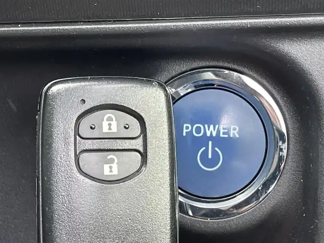 トヨタ アクア S 東京都 2013(平25)年 3.9万km ブラックマイカ 純正ナビ/TV/Bluetooth接続/ドライブレコーダー/車両接近通報装置/ＥＣＯモード/EVモード/ステアリングスイッチ/スマートキー/エンジンスタートストップスイッチ/純正フロアマット/純正アルミ