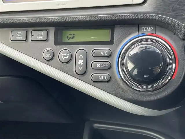 トヨタ アクア S 東京都 2013(平25)年 3.9万km ブラックマイカ 純正ナビ/TV/Bluetooth接続/ドライブレコーダー/車両接近通報装置/ＥＣＯモード/EVモード/ステアリングスイッチ/スマートキー/エンジンスタートストップスイッチ/純正フロアマット/純正アルミ