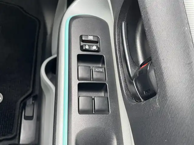 トヨタ アクア S 東京都 2013(平25)年 3.9万km ブラックマイカ 純正ナビ/TV/Bluetooth接続/ドライブレコーダー/車両接近通報装置/ＥＣＯモード/EVモード/ステアリングスイッチ/スマートキー/エンジンスタートストップスイッチ/純正フロアマット/純正アルミ