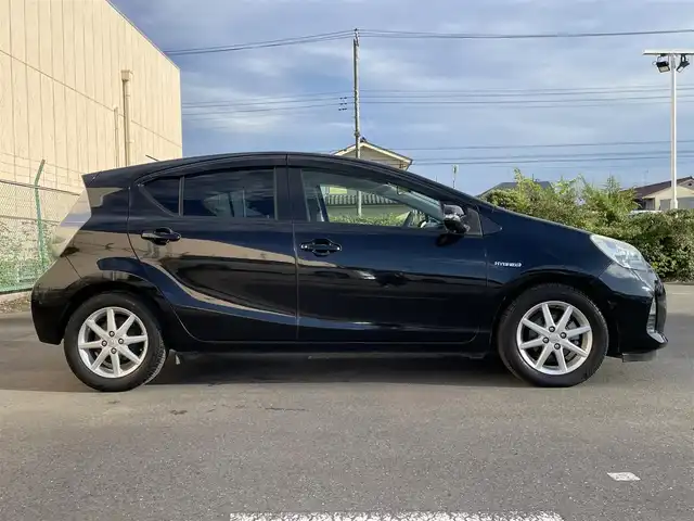 トヨタ アクア S 東京都 2013(平25)年 3.9万km ブラックマイカ 純正ナビ/TV/Bluetooth接続/ドライブレコーダー/車両接近通報装置/ＥＣＯモード/EVモード/ステアリングスイッチ/スマートキー/エンジンスタートストップスイッチ/純正フロアマット/純正アルミ