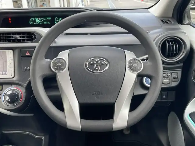 トヨタ アクア S 東京都 2013(平25)年 3.9万km ブラックマイカ 純正ナビ/TV/Bluetooth接続/ドライブレコーダー/車両接近通報装置/ＥＣＯモード/EVモード/ステアリングスイッチ/スマートキー/エンジンスタートストップスイッチ/純正フロアマット/純正アルミ