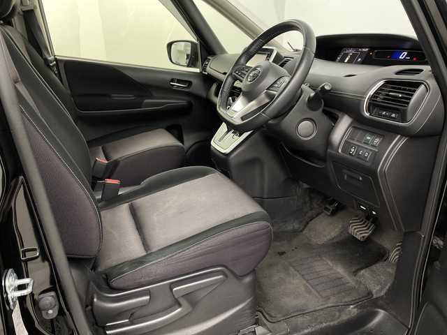 日産 セレナ ハイウェイスター Vセレクション 埼玉県 2018(平30)年 8.6万km ダイヤモンドブラック フリップダウンモニター　/純正ナビ　/全方位カメラ　/両側パワースライドドア　/ビルトインＥＴＣ　/コーナーセンサー　/衝突軽減ブレーキ　/クルーズコントロール　/横滑り防止措置　/駐車支援　/アイドリングストップ/革巻きハンドル/純正フロアマット