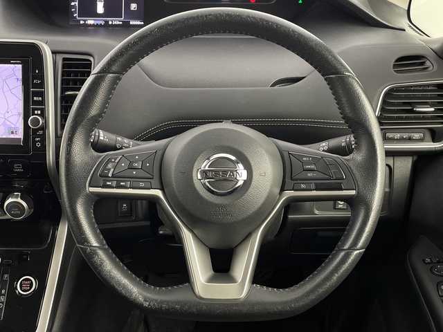 日産 セレナ ハイウェイスター Vセレクション 埼玉県 2018(平30)年 8.6万km ダイヤモンドブラック フリップダウンモニター　/純正ナビ　/全方位カメラ　/両側パワースライドドア　/ビルトインＥＴＣ　/コーナーセンサー　/衝突軽減ブレーキ　/クルーズコントロール　/横滑り防止措置　/駐車支援　/アイドリングストップ/革巻きハンドル/純正フロアマット