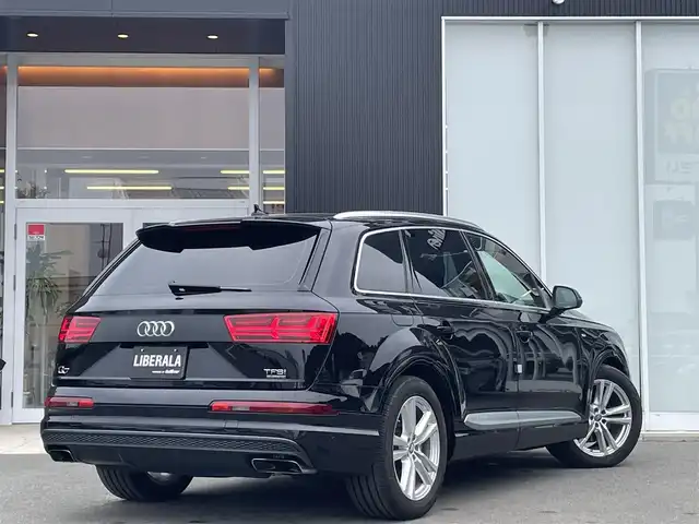 アウディ Ｑ７ 2.0TFSIクワトロ アダプティブエアサス Sライン 福岡県 2018(平30)年 6万km ディープブラックパールエフェクト 純正ナビ/(CD/DVD/USB/SD/AUX/Bt/フルセグ)/360°カメラ/ドラレコ前後/ETC/サンルーフ/エアサス/バーチャルコックピット/4ゾーンAAC/オートホールド/ブラインドスポットモニター/ACC/レーンキープアシスト/サイドアシスト/黒革シート/シートヒーター全席/シートメモリD-N/パワーシートD-N/革巻きステアリング/ステアリングスイッチ/パドルシフト/電動リヤゲート/HID/オートライト/フォグライト（リヤ）/コーナーセンサー前後/純正フロアマット/純正20インチAW