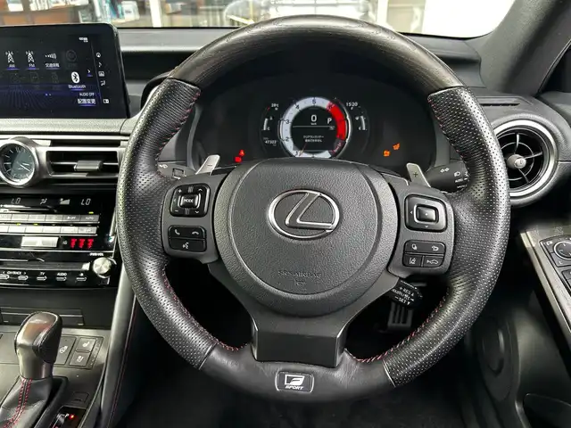 レクサス ＩＳ 300 Fスポーツ モードグリッター 富山県 2022(令4)年 4.8万km パール 純正ナビ/フルセグテレビ/アイドリングストップ/360°カメラ/ACC/プッシュスタート/ETC2.0/シートヒーター/エアシート/ステアリングヒーター/ドラレコ内蔵ミラー/Bluetooth接続/AM/FMラジオ/純正19インチAW/衝突軽減システム