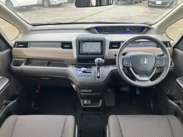 ホンダ フリード G ホンダセンシング 道南・函館 2019(令1)年 1.4万km スーパープラチナグレーメタリック /純正インターナビ（VXM-204VFi)/ (フルセグTV/DVD/CD/SD/BT/FM/AM)//15インチ冬タイヤ積込//純正エンジンスターター//純正ドライブレコーダー（前後）//バックカメラ//寒冷地仕様//両側パワースライドドア//ホンダセンシング//レーンキープアシスト//横滑り防止//フロントワイパーデアイサー//アダプティブクルーズコントロール//アイドリングストップ//サイドリフトアップシート//前席シートヒーター//革巻きステアリング//ステアリングスイッチ//ビルトインETC//プッシュスタート//スマートキー//スペアキー//LEDヘッドライト//フォグランプ//ウィンカーミラー