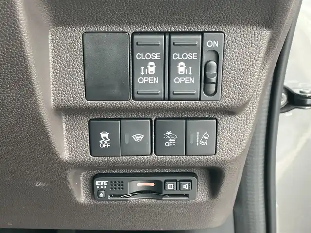 ホンダ フリード G ホンダセンシング 道南・函館 2019(令1)年 1.4万km スーパープラチナグレーメタリック /純正インターナビ（VXM-204VFi)/ (フルセグTV/DVD/CD/SD/BT/FM/AM)//15インチ冬タイヤ積込//純正エンジンスターター//純正ドライブレコーダー（前後）//バックカメラ//寒冷地仕様//両側パワースライドドア//ホンダセンシング//レーンキープアシスト//横滑り防止//フロントワイパーデアイサー//アダプティブクルーズコントロール//アイドリングストップ//サイドリフトアップシート//前席シートヒーター//革巻きステアリング//ステアリングスイッチ//ビルトインETC//プッシュスタート//スマートキー//スペアキー//LEDヘッドライト//フォグランプ//ウィンカーミラー