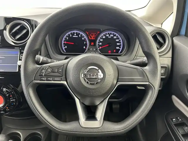 日産 ノート X 群馬県 2016(平28)年 4.1万km ソニックブルー 純正７型ナビ　全方位カメラ　Ｂｌｕｅｔｏｏｔｈ　エマージェンシーブレーキ　電動格納ミラー　前後コーナーセンサー　ＥＴＣ　オートライト　アイドリングストップ　プッシュスタート　スマートキー