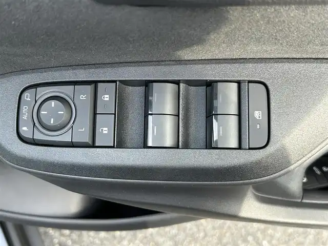 トヨタ ヤリスクロス Z 長崎県 2024(令6)年 0.6万km ブラックマイカ ワンオーナー/純正マルチメディア/（ナビ、フルセグ、AM、FM、BT、Miracast）/ステアリングリモコン/レーダークルーズコントロール/プッシュスタート/テレビキャンセラー/バックカメラ/全周囲カメラ/サイドカメラ/フロントカメラ/レーンディパーチャーアラート/BSM/プリクラッシュセーフティ/クリアランスソナー/RCTA/PKSB/安心降車アシスト/RSA/オートライト/オートハイビーム/ステアリングヒーター/ヘッドライトレベライザー/電動リアゲート/ビルトインETC/電格ウィンカーミラー/ハーフレザーシート/DNシートヒーター/D席パワーシート/電動パーキングブレーキ/オートホールド/前後ドライブレコーダー/ドアバイザー/純正フロアマット/取扱説明書/マルチメディア説明書/保証書/スペアキー