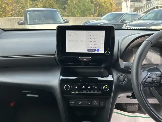 トヨタ ヤリスクロス Z 長崎県 2024(令6)年 0.6万km ブラックマイカ ワンオーナー/純正マルチメディア/（ナビ、フルセグ、AM、FM、BT、Miracast）/ステアリングリモコン/レーダークルーズコントロール/プッシュスタート/テレビキャンセラー/バックカメラ/全周囲カメラ/サイドカメラ/フロントカメラ/レーンディパーチャーアラート/BSM/プリクラッシュセーフティ/クリアランスソナー/RCTA/PKSB/安心降車アシスト/RSA/オートライト/オートハイビーム/ステアリングヒーター/ヘッドライトレベライザー/電動リアゲート/ビルトインETC/電格ウィンカーミラー/ハーフレザーシート/DNシートヒーター/D席パワーシート/電動パーキングブレーキ/オートホールド/前後ドライブレコーダー/ドアバイザー/純正フロアマット/取扱説明書/マルチメディア説明書/保証書/スペアキー