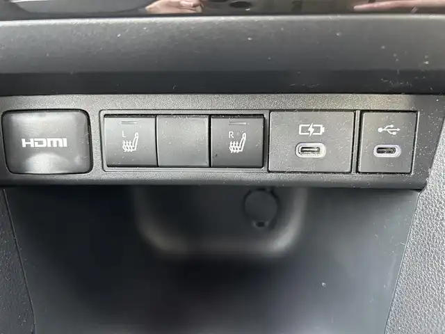 トヨタ ヤリスクロス Z 長崎県 2024(令6)年 0.6万km ブラックマイカ ワンオーナー/純正マルチメディア/（ナビ、フルセグ、AM、FM、BT、Miracast）/ステアリングリモコン/レーダークルーズコントロール/プッシュスタート/テレビキャンセラー/バックカメラ/全周囲カメラ/サイドカメラ/フロントカメラ/レーンディパーチャーアラート/BSM/プリクラッシュセーフティ/クリアランスソナー/RCTA/PKSB/安心降車アシスト/RSA/オートライト/オートハイビーム/ステアリングヒーター/ヘッドライトレベライザー/電動リアゲート/ビルトインETC/電格ウィンカーミラー/ハーフレザーシート/DNシートヒーター/D席パワーシート/電動パーキングブレーキ/オートホールド/前後ドライブレコーダー/ドアバイザー/純正フロアマット/取扱説明書/マルチメディア説明書/保証書/スペアキー