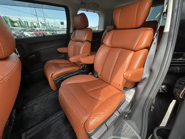 日産 エルグランド 350HWS ジェットブラック アーバンクロム 愛媛県 2018(平30)年 5.6万km ファントムブラック 純正8型ナビ/全周囲カメラ/両側電動スライドドア/フリップダウンモニター/ドライブレコーダー/アダプティブクルーズコントロール/クリアランスソナー/電動リアゲート/茶革温電動シート/シートメモリー機能/エンジンスターター/100V/100Wコンセント/リバース連動ミラー/電格ミラー/ステアリングリモコン/車線逸脱防止装置/衝突被害軽減装置/現状サマー(純正AＷ)(225/55/R18)/YOKOHAMA ADVANdB V552/禁煙車