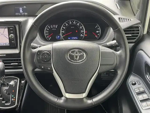 トヨタ ヴォクシー ZS 煌Ⅱ 佐賀県 2016(平28)年 5.8万km ホワイトパールクリスタルシャイン トヨタセーフティセンスC/・プリクラッシュセーフティ/・オートマチックハイビーム/・レーンディパーチャーアラート/純正SDナビ　/・バックカメラ　/・フルセグＴＶ（走行視聴可）/・BT/CD/DVD　/純正後席モニター　/両側パワースライドドア　/純正１５インチＡＷ　/ＬＥＤヘッドライト　/フォグランプ　/ETC2.0 /革調シートカバー　/スペアキー×1/取扱説明書/保証書/社外マフラーカッター