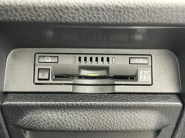 トヨタ ヴォクシー ZS 煌Ⅱ 佐賀県 2016(平28)年 5.8万km ホワイトパールクリスタルシャイン トヨタセーフティセンスC/・プリクラッシュセーフティ/・オートマチックハイビーム/・レーンディパーチャーアラート/純正SDナビ　/・バックカメラ　/・フルセグＴＶ（走行視聴可）/・BT/CD/DVD　/純正後席モニター　/両側パワースライドドア　/純正１５インチＡＷ　/ＬＥＤヘッドライト　/フォグランプ　/ETC2.0 /革調シートカバー　/スペアキー×1/取扱説明書/保証書/社外マフラーカッター