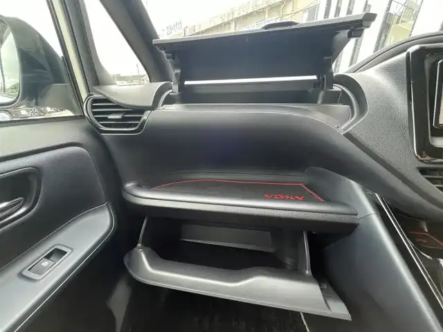 トヨタ ヴォクシー ZS 煌Ⅱ 佐賀県 2016(平28)年 5.8万km ホワイトパールクリスタルシャイン トヨタセーフティセンスC/・プリクラッシュセーフティ/・オートマチックハイビーム/・レーンディパーチャーアラート/純正SDナビ　/・バックカメラ　/・フルセグＴＶ（走行視聴可）/・BT/CD/DVD　/純正後席モニター　/両側パワースライドドア　/純正１５インチＡＷ　/ＬＥＤヘッドライト　/フォグランプ　/ETC2.0 /革調シートカバー　/スペアキー×1/取扱説明書/保証書/社外マフラーカッター