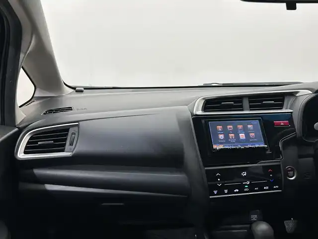 ホンダ フィット 13G Fパッケージ 愛媛県 2015(平27)年 8.4万km アラバスターシルバーメタリック 社外SDナビ/(CD/DVD/フルセグ/Bluetooth)/バックカメラ/ドライブレコーダー/アイドリングストップ/スマートキー/スペアキー/プッシュスタート/ウインカーミラー/ドアバイザー/電動格納ミラー