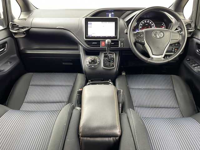 トヨタ ヴォクシー ZS 煌 道央・札幌 2015(平27)年 6.1万km ブラック ・4WD/・寒冷地仕様/・純正SDナビ/　(CD/DVD/BT/SD)/・フルセグTV/・バックカメラ/・両側パワースライドドア /・純正フリップダウンモニター/・純正エンジンスターター /・アイドリングストップ/・ETC/・ステアリングリモコン/・オートライト/・LEDヘッドライト/・フォグランプ/・社外コンソール/・純正16インチアルミホイール/・純正ドアバイザー/・純正フロアマット/・積込タイヤ/・取扱説明書/・保証書