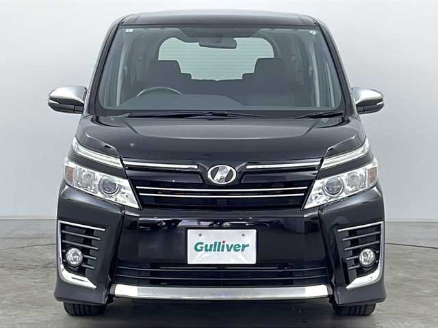 トヨタ ヴォクシー ZS 煌 道央・札幌 2015(平27)年 6.1万km ブラック ・4WD/・寒冷地仕様/・純正SDナビ/　(CD/DVD/BT/SD)/・フルセグTV/・バックカメラ/・両側パワースライドドア /・純正フリップダウンモニター/・純正エンジンスターター /・アイドリングストップ/・ETC/・ステアリングリモコン/・オートライト/・LEDヘッドライト/・フォグランプ/・社外コンソール/・純正16インチアルミホイール/・純正ドアバイザー/・純正フロアマット/・積込タイヤ/・取扱説明書/・保証書