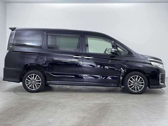 トヨタ ヴォクシー ZS 煌 道央・札幌 2015(平27)年 6.1万km ブラック ・4WD/・寒冷地仕様/・純正SDナビ/　(CD/DVD/BT/SD)/・フルセグTV/・バックカメラ/・両側パワースライドドア /・純正フリップダウンモニター/・純正エンジンスターター /・アイドリングストップ/・ETC/・ステアリングリモコン/・オートライト/・LEDヘッドライト/・フォグランプ/・社外コンソール/・純正16インチアルミホイール/・純正ドアバイザー/・純正フロアマット/・積込タイヤ/・取扱説明書/・保証書