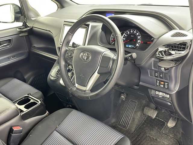 トヨタ ヴォクシー ZS 煌 道央・札幌 2015(平27)年 6.1万km ブラック ・4WD/・寒冷地仕様/・純正SDナビ/　(CD/DVD/BT/SD)/・フルセグTV/・バックカメラ/・両側パワースライドドア /・純正フリップダウンモニター/・純正エンジンスターター /・アイドリングストップ/・ETC/・ステアリングリモコン/・オートライト/・LEDヘッドライト/・フォグランプ/・社外コンソール/・純正16インチアルミホイール/・純正ドアバイザー/・純正フロアマット/・積込タイヤ/・取扱説明書/・保証書