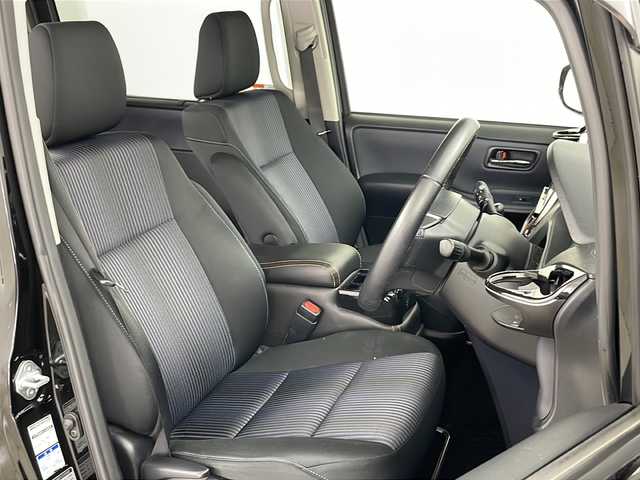 トヨタ ヴォクシー ZS 煌 道央・札幌 2015(平27)年 6.1万km ブラック ・4WD/・寒冷地仕様/・純正SDナビ/　(CD/DVD/BT/SD)/・フルセグTV/・バックカメラ/・両側パワースライドドア /・純正フリップダウンモニター/・純正エンジンスターター /・アイドリングストップ/・ETC/・ステアリングリモコン/・オートライト/・LEDヘッドライト/・フォグランプ/・社外コンソール/・純正16インチアルミホイール/・純正ドアバイザー/・純正フロアマット/・積込タイヤ/・取扱説明書/・保証書