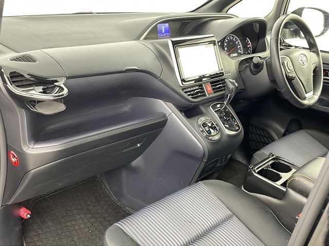 トヨタ ヴォクシー ZS 煌 道央・札幌 2015(平27)年 6.1万km ブラック ・4WD/・寒冷地仕様/・純正SDナビ/　(CD/DVD/BT/SD)/・フルセグTV/・バックカメラ/・両側パワースライドドア /・純正フリップダウンモニター/・純正エンジンスターター /・アイドリングストップ/・ETC/・ステアリングリモコン/・オートライト/・LEDヘッドライト/・フォグランプ/・社外コンソール/・純正16インチアルミホイール/・純正ドアバイザー/・純正フロアマット/・積込タイヤ/・取扱説明書/・保証書