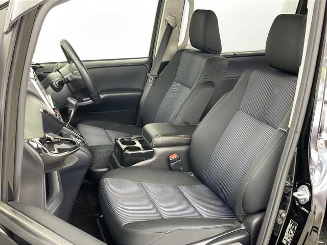 トヨタ ヴォクシー ZS 煌 道央・札幌 2015(平27)年 6.1万km ブラック ・4WD/・寒冷地仕様/・純正SDナビ/　(CD/DVD/BT/SD)/・フルセグTV/・バックカメラ/・両側パワースライドドア /・純正フリップダウンモニター/・純正エンジンスターター /・アイドリングストップ/・ETC/・ステアリングリモコン/・オートライト/・LEDヘッドライト/・フォグランプ/・社外コンソール/・純正16インチアルミホイール/・純正ドアバイザー/・純正フロアマット/・積込タイヤ/・取扱説明書/・保証書