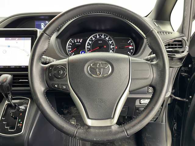 トヨタ ヴォクシー ZS 煌 道央・札幌 2015(平27)年 6.1万km ブラック ・4WD/・寒冷地仕様/・純正SDナビ/　(CD/DVD/BT/SD)/・フルセグTV/・バックカメラ/・両側パワースライドドア /・純正フリップダウンモニター/・純正エンジンスターター /・アイドリングストップ/・ETC/・ステアリングリモコン/・オートライト/・LEDヘッドライト/・フォグランプ/・社外コンソール/・純正16インチアルミホイール/・純正ドアバイザー/・純正フロアマット/・積込タイヤ/・取扱説明書/・保証書