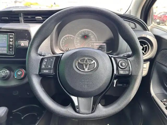 トヨタ ヴィッツ F 宮城県 2017(平29)年 1.8万km アバンギャルドブロンズメタリック セーフティセンスC/・プリクラッシュセーフティ/・レーンディパーチャーアラート/・オートマチックハイビーム/・先行車発進告知機能/＝＝＝/純正ナビ（NSCD-W65）/・CD/SD/・Bluetooth/・ワンセグTV/バックカメラ/ステアリングスイッチ/リモコンキー/電動格納ミラー/フロアマット/ドアバイザー/Wエアバッグ
