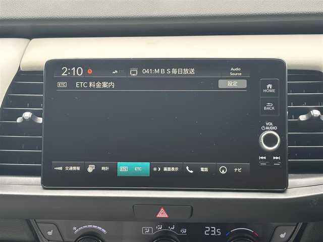 ホンダ フィット e:HEVホーム 京都府 2023(令5)年 1.6万km プラチナホワイトパール  ワンオーナー/ 登録時走行距離　15514キロ/ ホンダセンシング/ ホンダコネクト装着パッケージ/ インターナビ　フルセグTV/ マルチビューカメラ/ 合皮コンビシート/ Hスマートキー　エンジンプッシュスタート/ スマートキースペア　あり/ 前後ドライブレコーダー/ LEDヘッドライト/ USBポート/ ETC2.0/ ウィンカーミラー/ 保証書　取説　あり